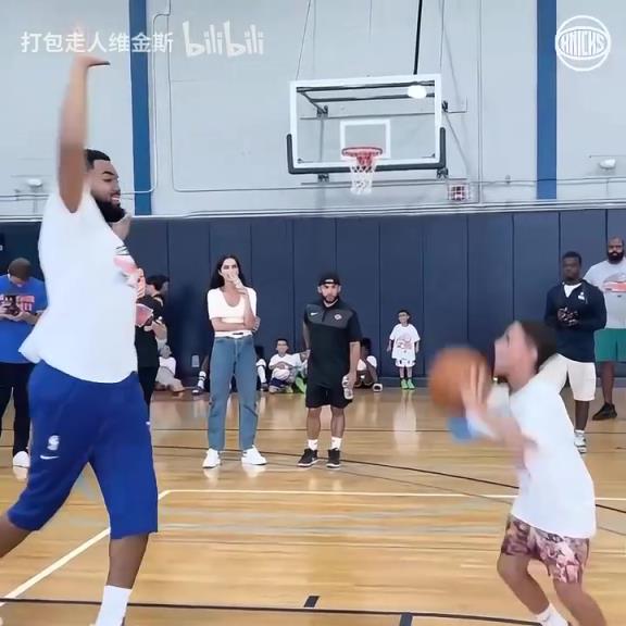 乐在其中!唐斯各种大帽小朋友,脸上洋溢着笑容!