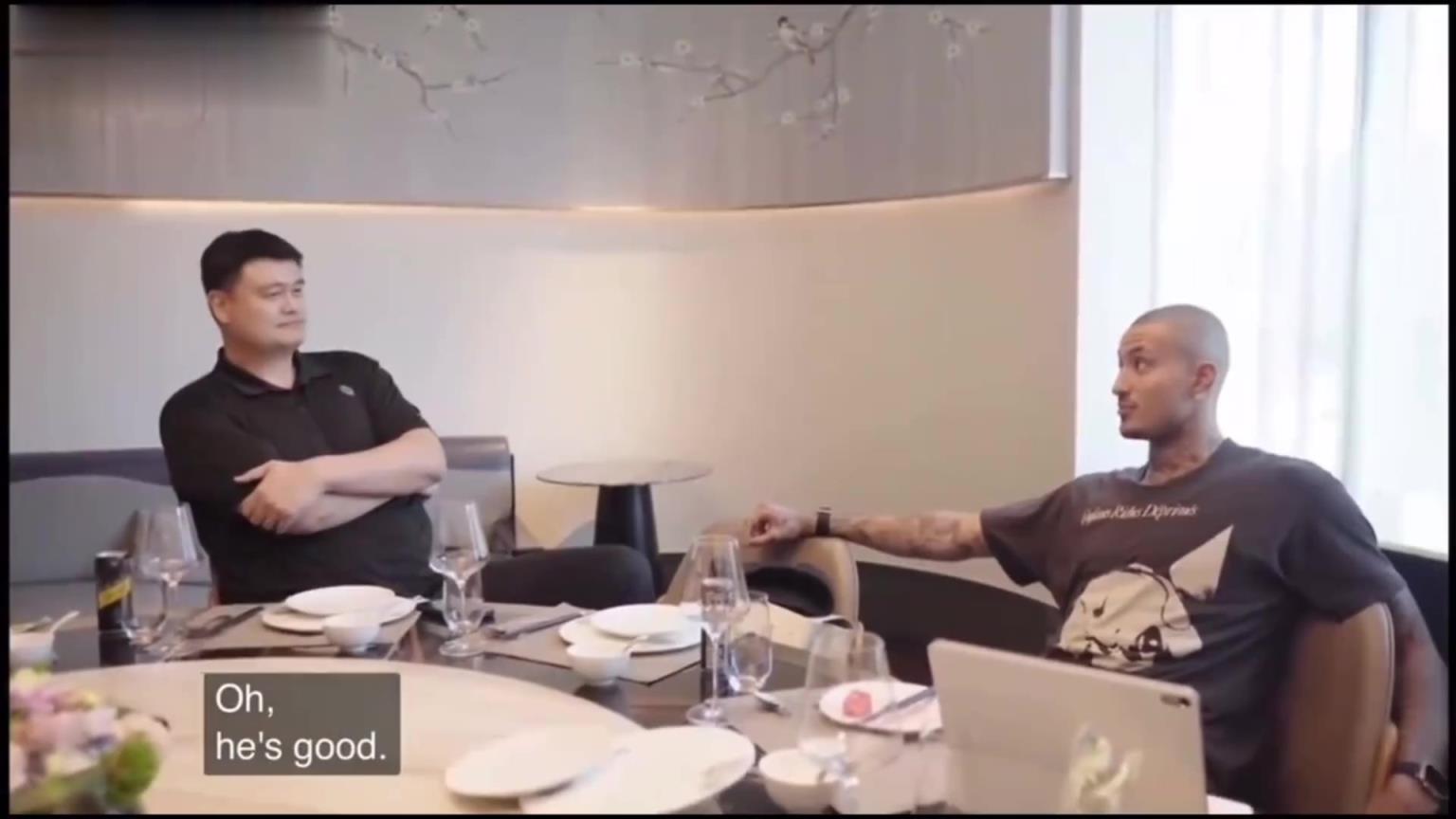 姚明与库兹马聚餐猛夸杨瀚森 并交库兹马“杨瀚森的发音”~
