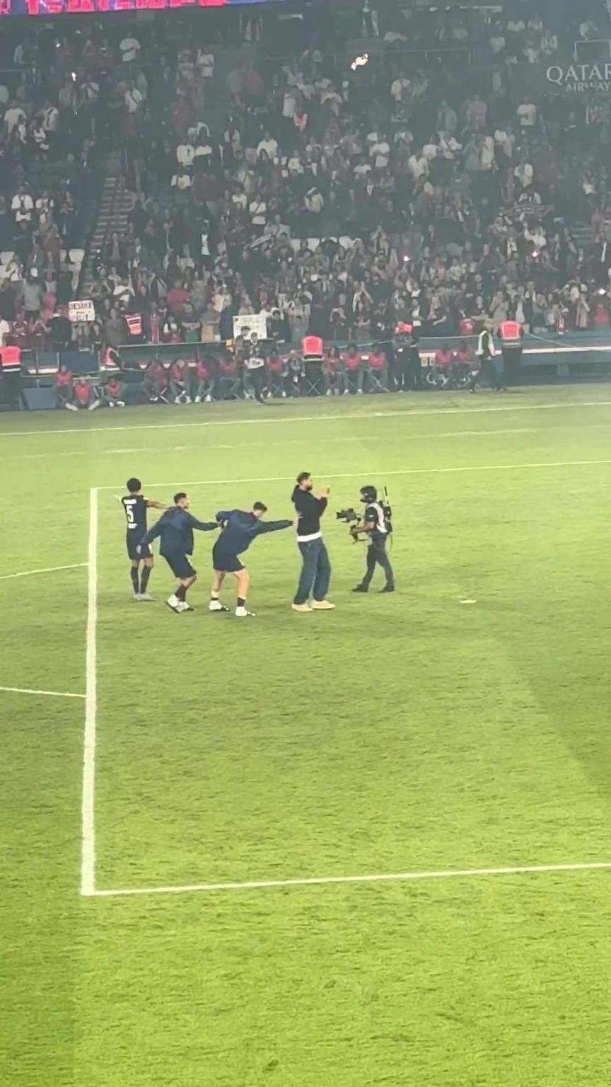 已是传奇!巴黎赛后多纳鲁马向主场球迷告别,接受全场球迷掌声