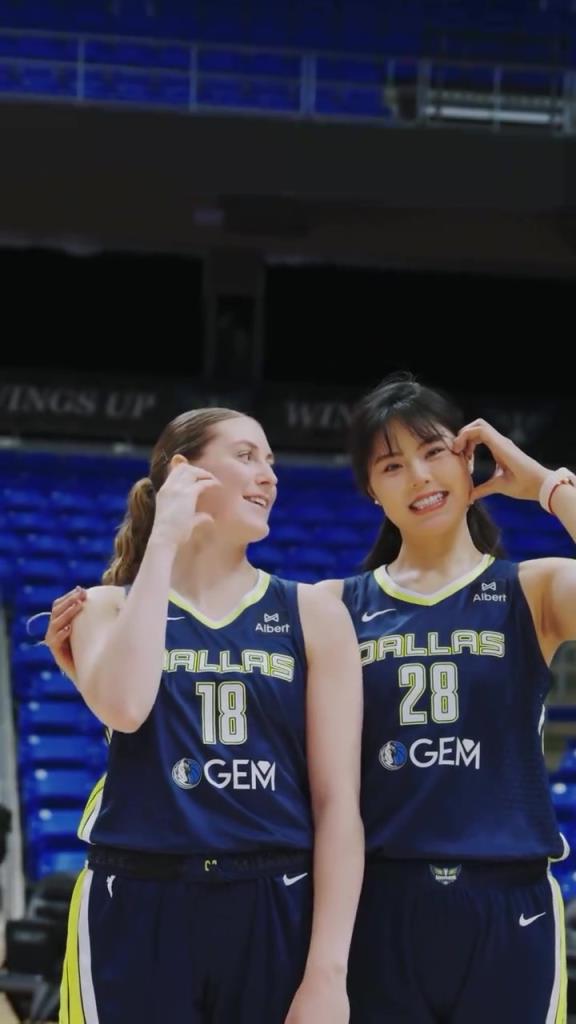 达拉斯飞翼拍摄全家福:李月汝双马尾全队第一高度 佩奇坐C位