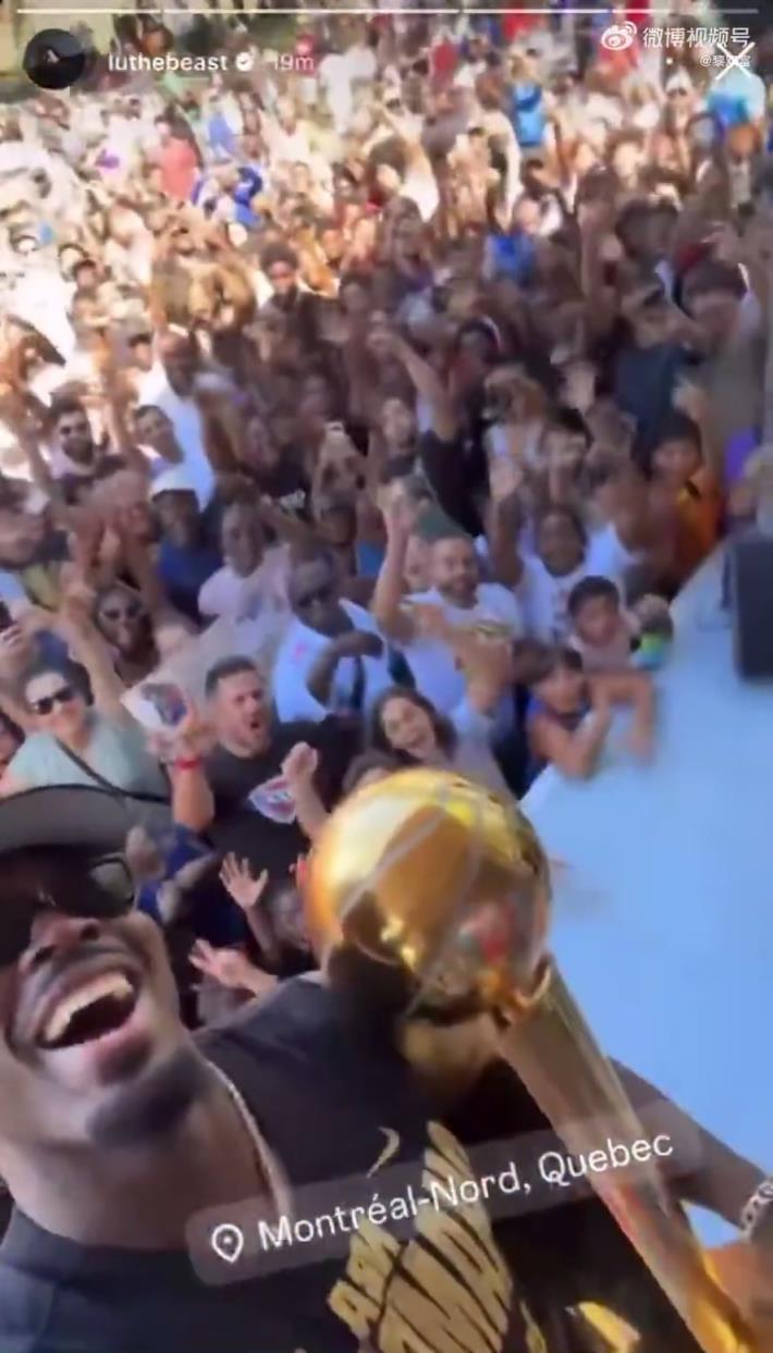 多特带着总冠军奖杯荣归故里—加拿大魁北克蒙特利尔