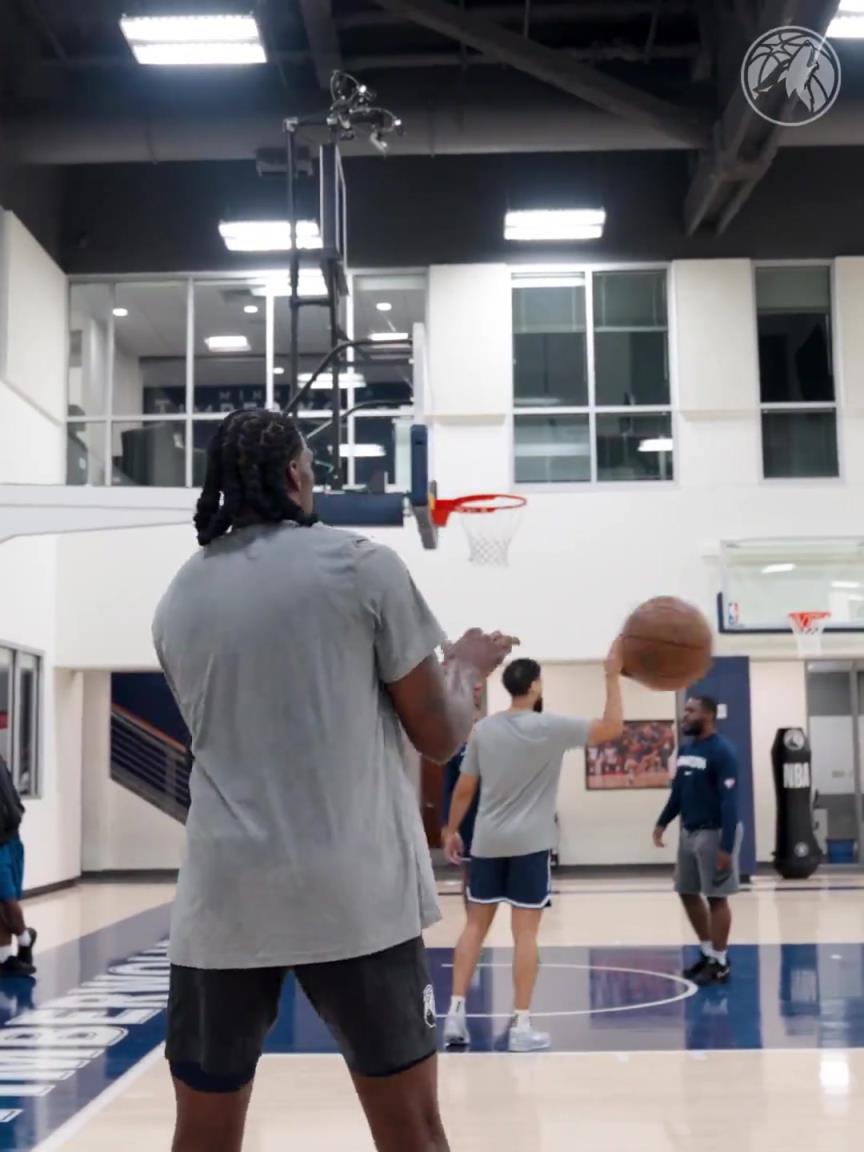 姿势真的怪!看看从下往上推投的里德25秒能进几记三分?