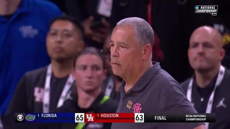 疯三决赛离谱名场面!坚决绝杀出手,结果把球放地上…教练傻眼了