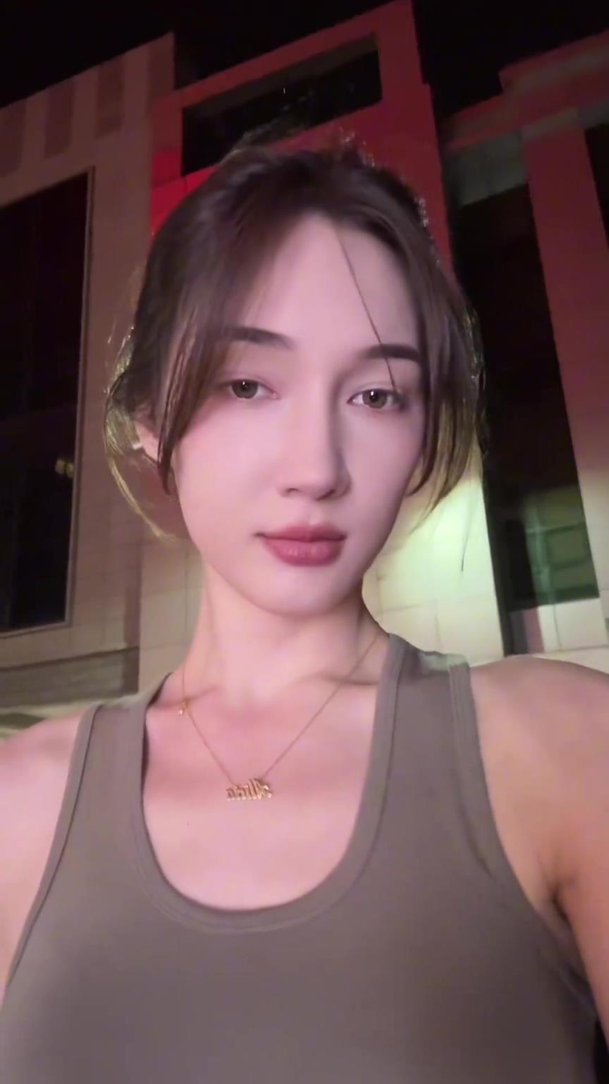 还是底子好!杨政女友孟雅芳拿筷子当发簪,丝毫不影响魅力