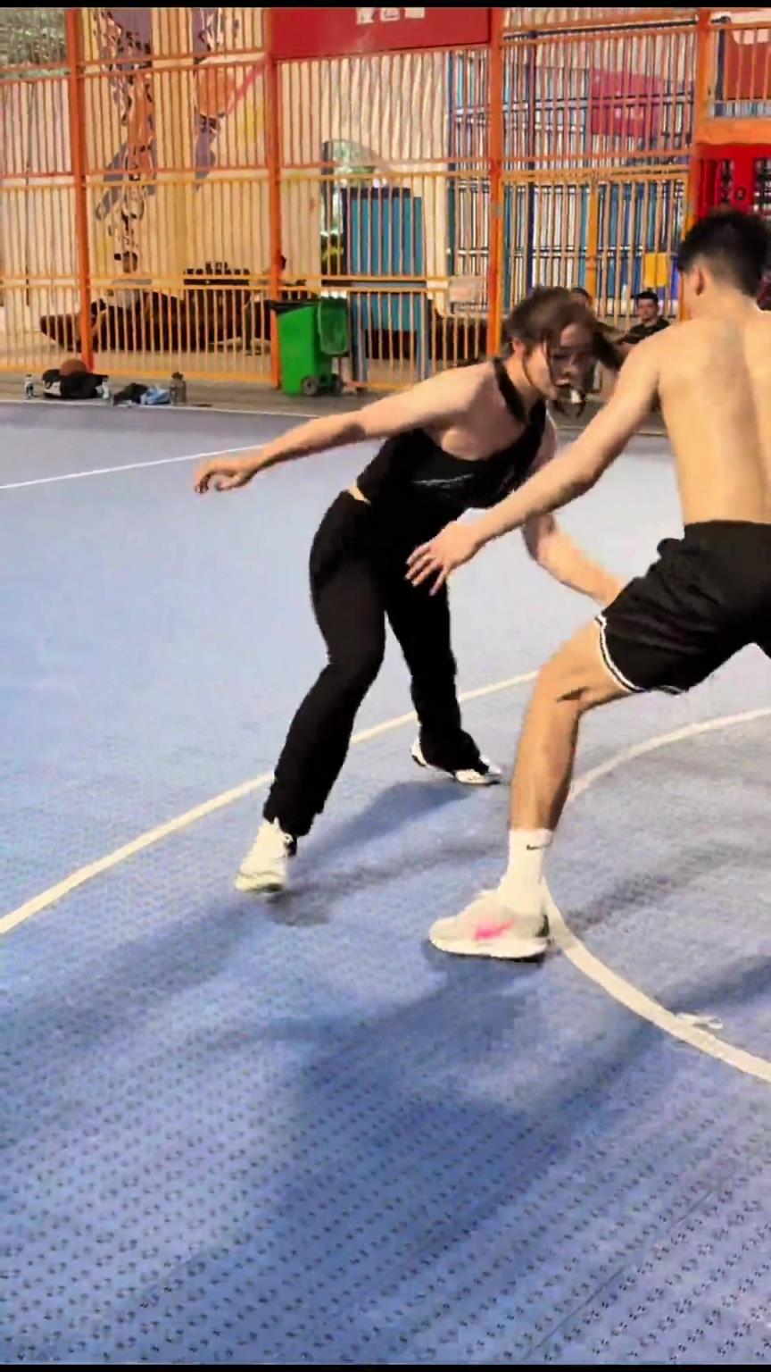 作弊!穿这种球衣让人怎么贴防?