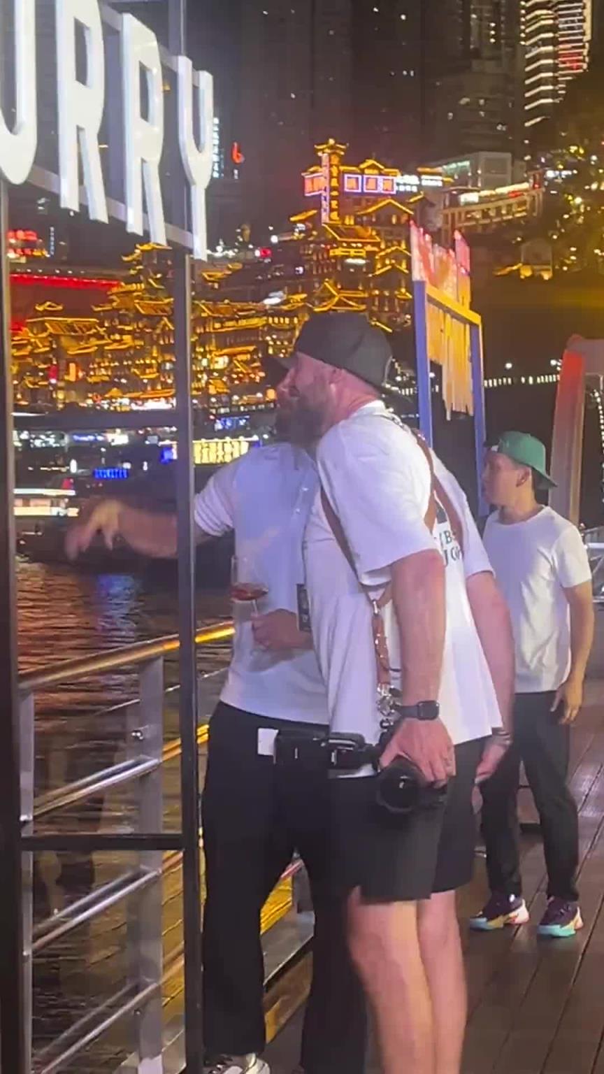 重庆江边夜景让库里赞叹不已,指挥摄影师赶紧拍拍拍