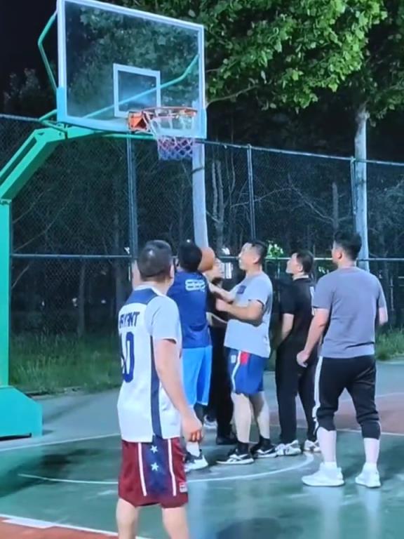 不拉杆不舒服!打法太逆天 野球场神级球感把对手都惊呆了!