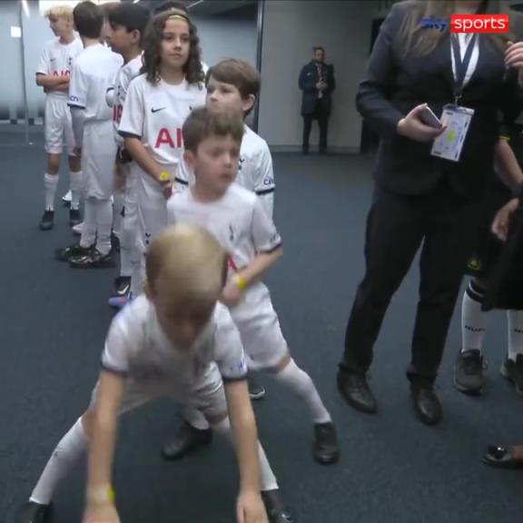 太可爱了吧!名场面:曼城,准备好迎接热刺小球员的挑战了吗?