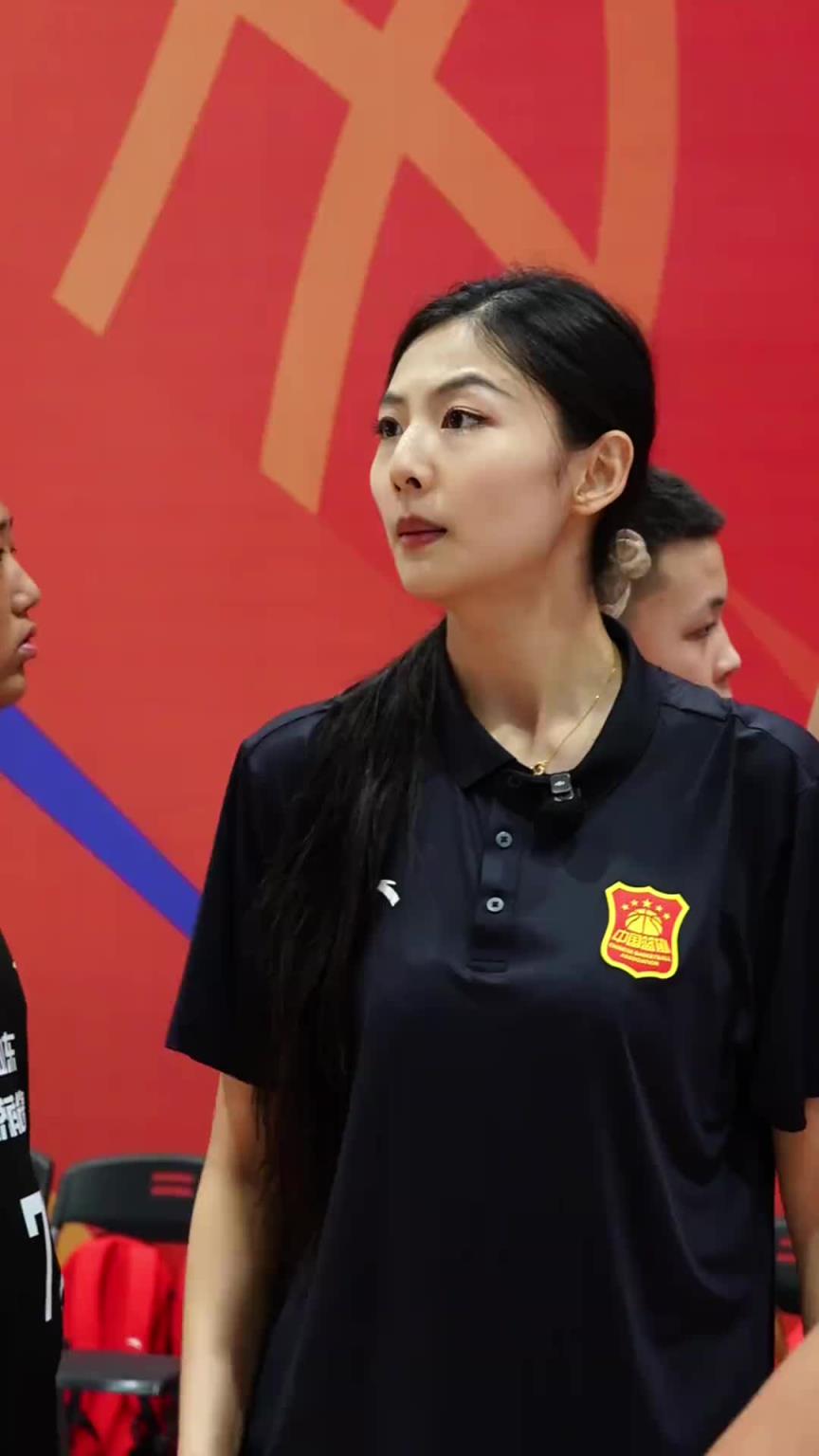 小篮球总决赛上的超绝女教练,当年要是跟她我就进NBA了吧!!