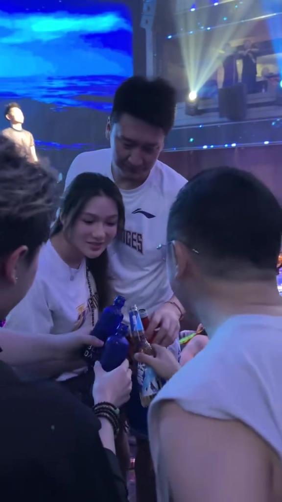 是孙悦女友吗?被敬酒 孙悦和一女子拿起酒瓶一饮而尽