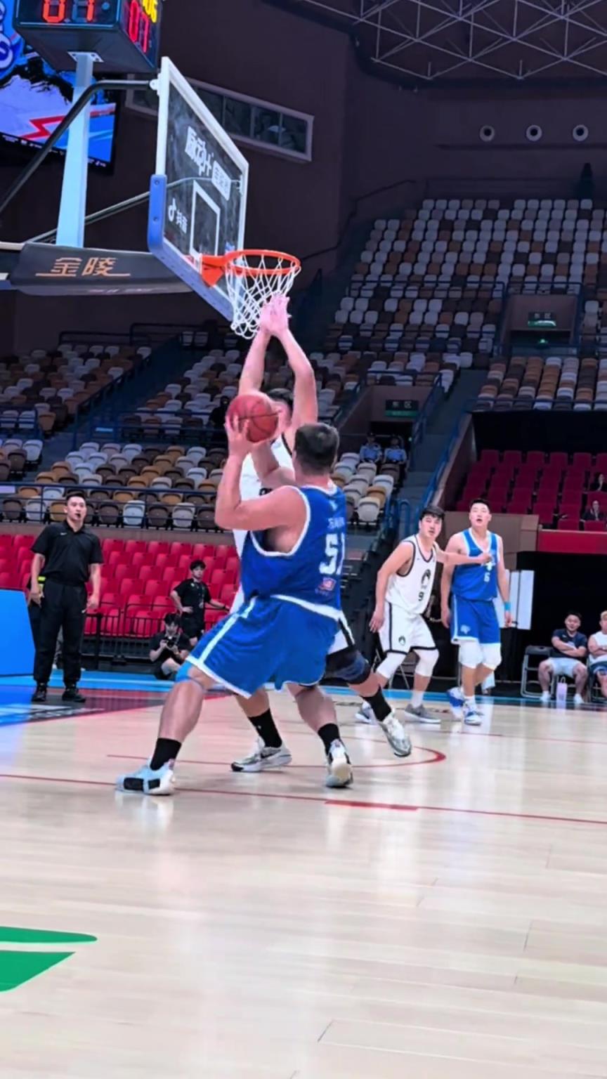 打篮球得内线者得天下?! 街球霸王 万圣伟内线激烈硬刚