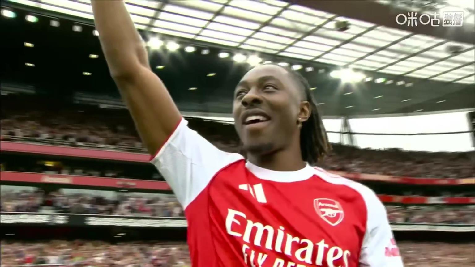 来了!埃泽抵达酋长球场亮相,身穿10号球衣与球迷互动送飞吻