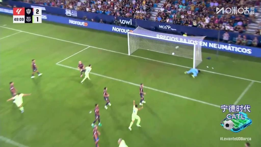 巴萨扳回一城!佩德里远射精彩世界波破门!亚马尔分球助攻!