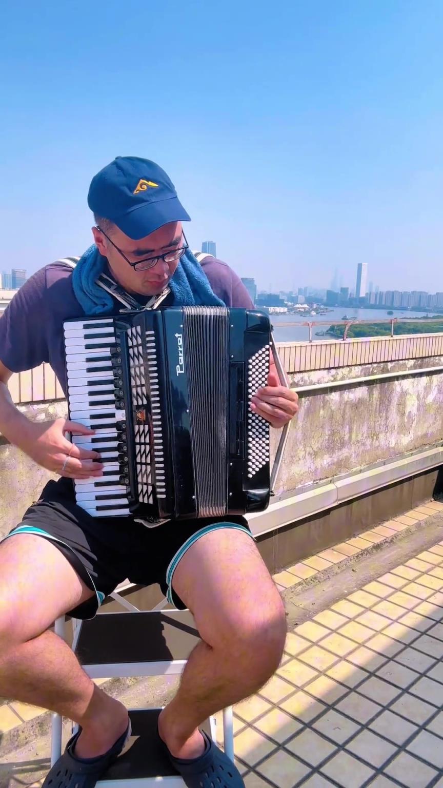 体音美全面发展?张兆旭晒弹手风琴视频:换赛道了家人们~