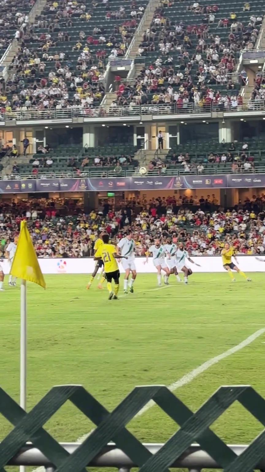 40岁C罗上演倒钩射门,让香港大球场的中国球迷们过足眼瘾!