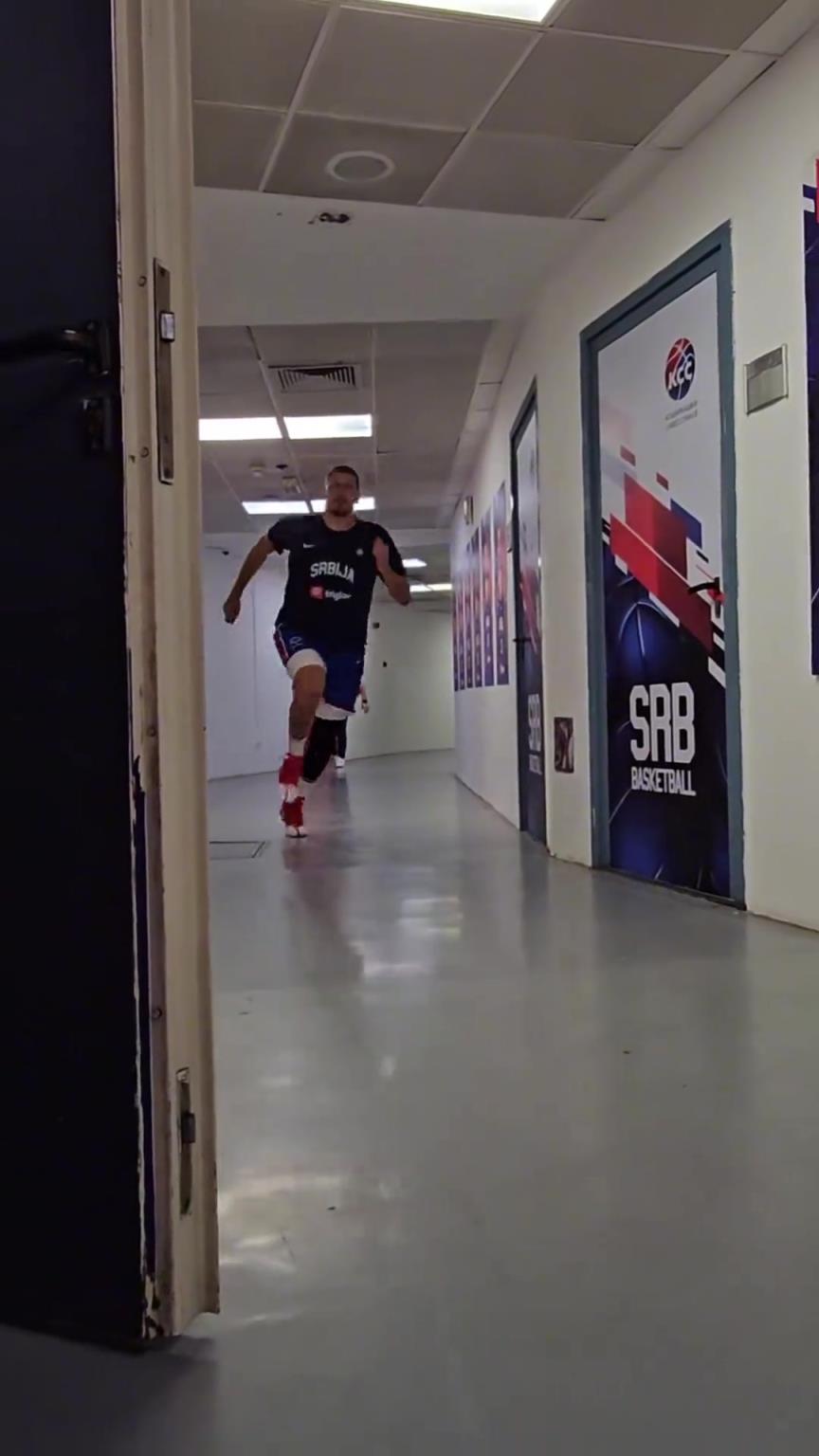 260斤约基奇在球员通道冲刺跑 不敢想象要是被撞了会发生什么