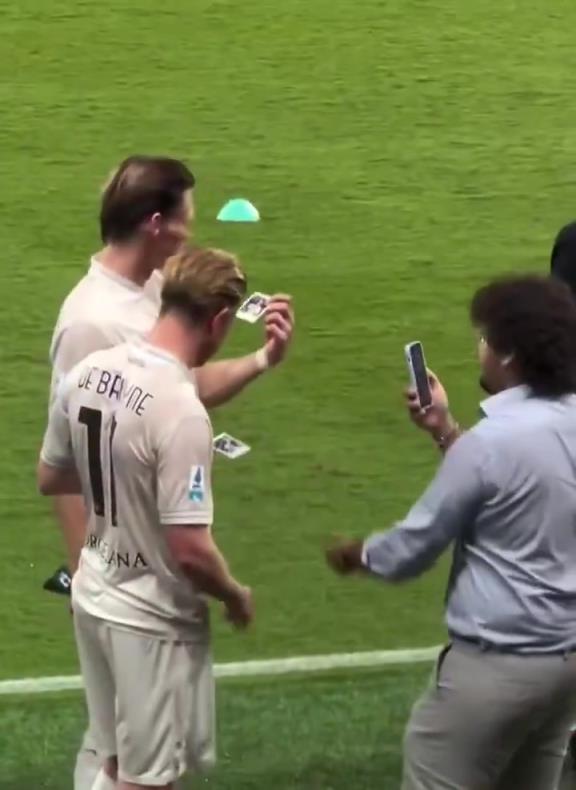 一人进一球!德布劳内和麦克托米奈赛后双双领拍立得