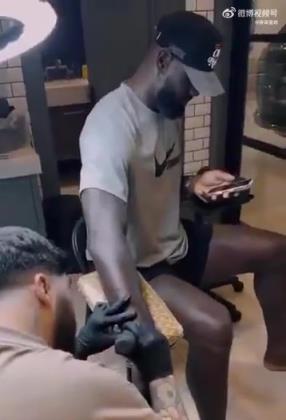 父子同心!詹姆斯、布朗尼、布莱斯父子三人在右手文了相同图案!