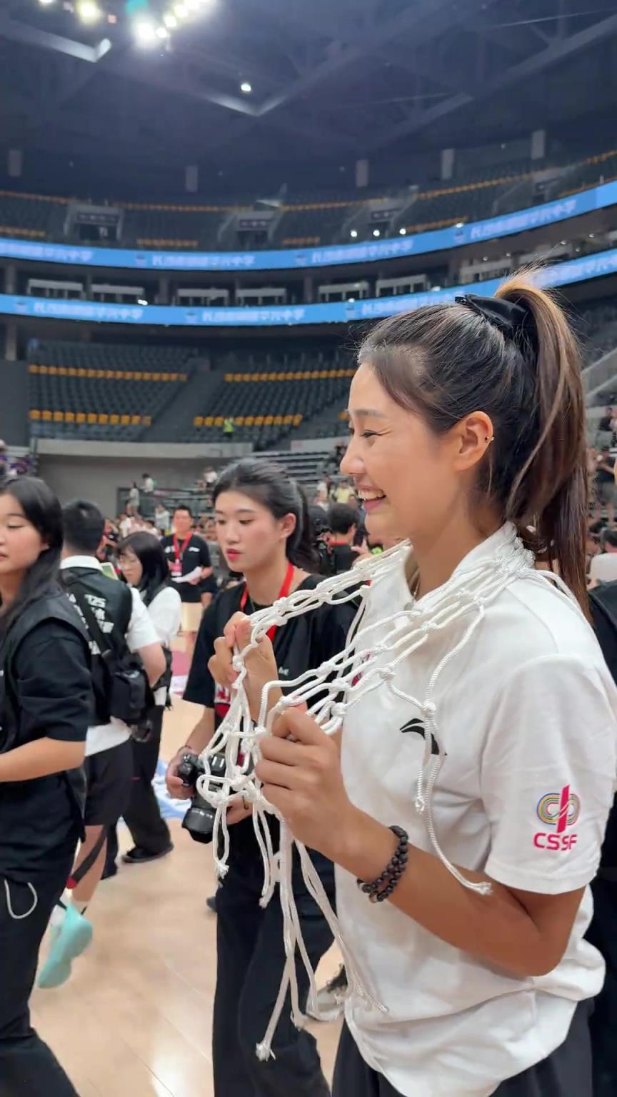 华兴中学力克清华俯冲夺冠!赛后队员们扔女教练于红俊庆祝