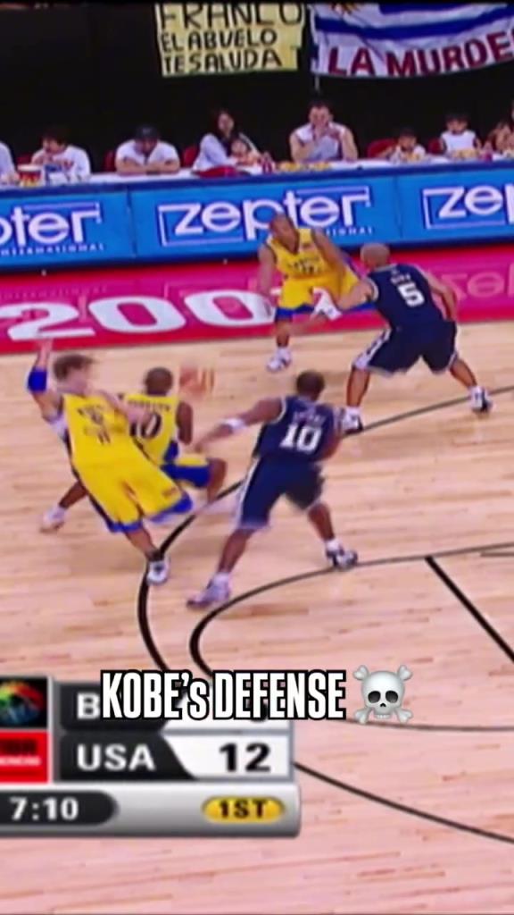 现在很难看到超巨这样做了!科比FIBA赛场锁死巴博萨,舍身飞扑抢球