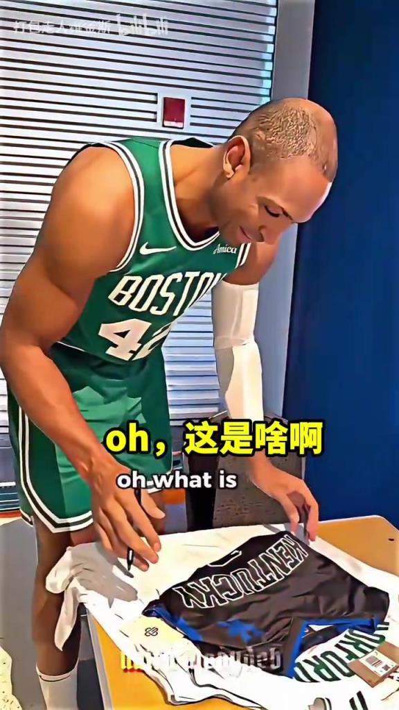 大学情结!名场面:当绿凯球员签名时遇到死敌球队的球衣!