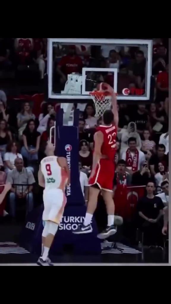 越看越喜欢!杜兰特ins转发申京今天热身赛暴扣视频!