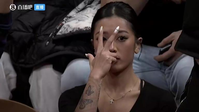 求婚成功了!此前李添荣关键三分投进,场边女友做出帅气庆祝手势