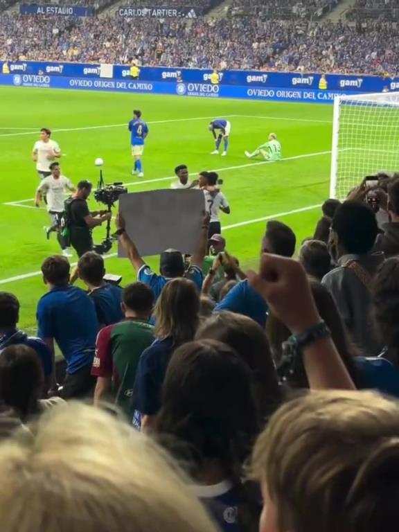 球迷实拍:维尼修斯对着裁判喋喋不休,姆巴佩赶紧捂着他的嘴