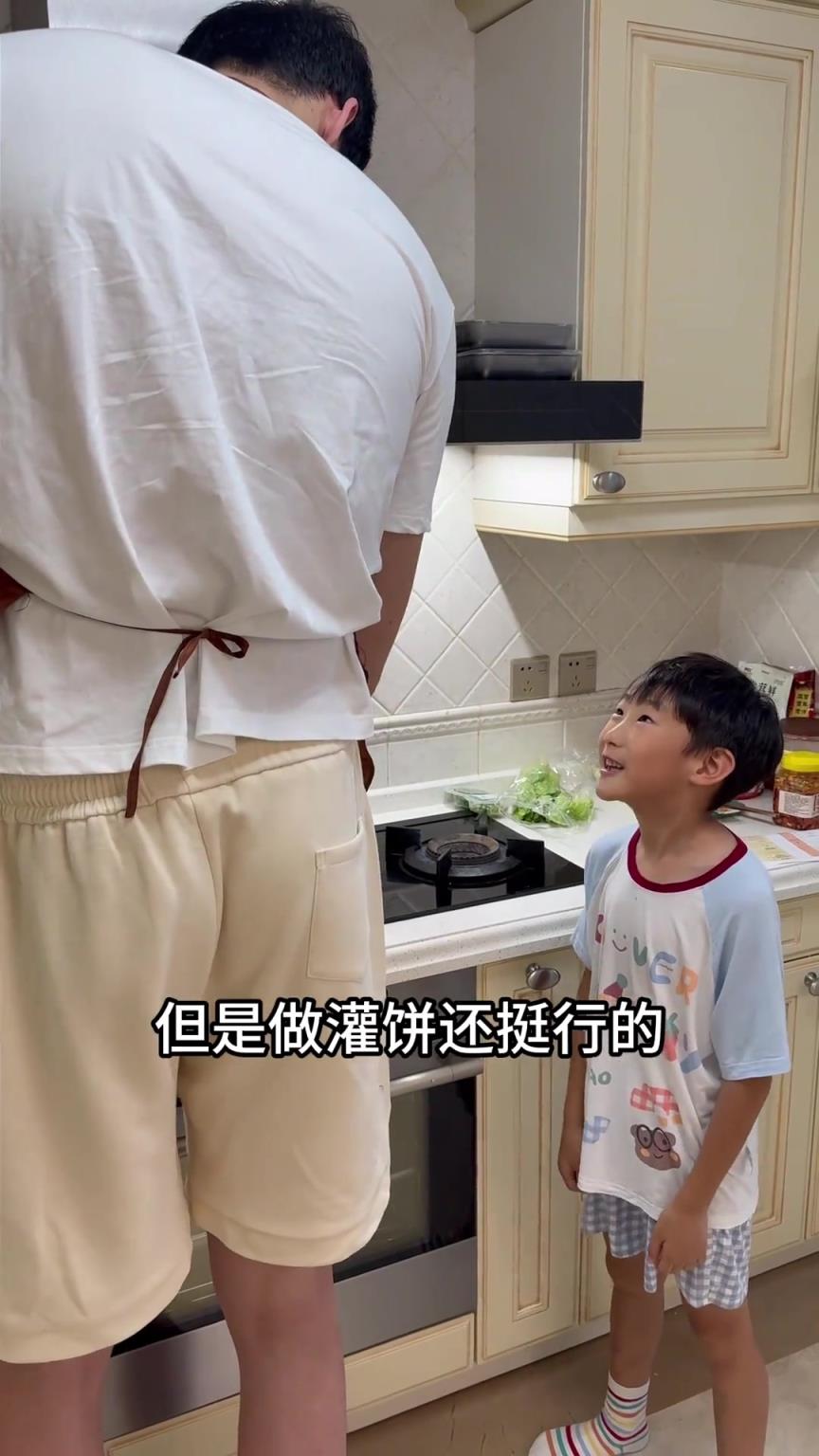 扎心了!周琦儿子:爸爸 你投三分不行 但是做鸡蛋灌饼还挺行的