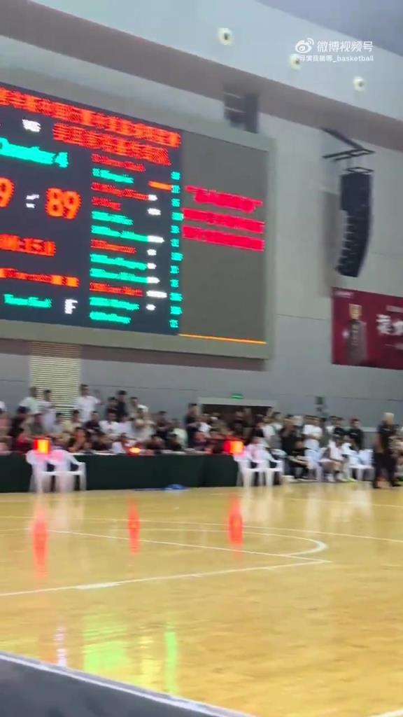 给机会不中用啊!张文逸绝杀出手走步,杜锋无奈摸头苦笑!