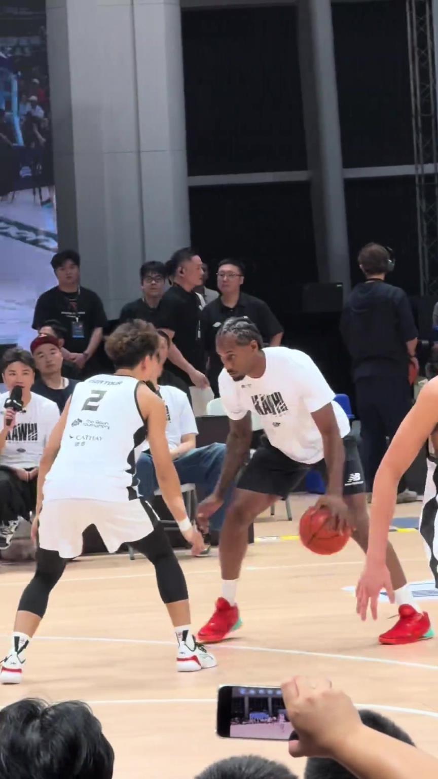 顶级球星!莱昂纳德中国行和球迷单挑:一个上下步轻松出手命中