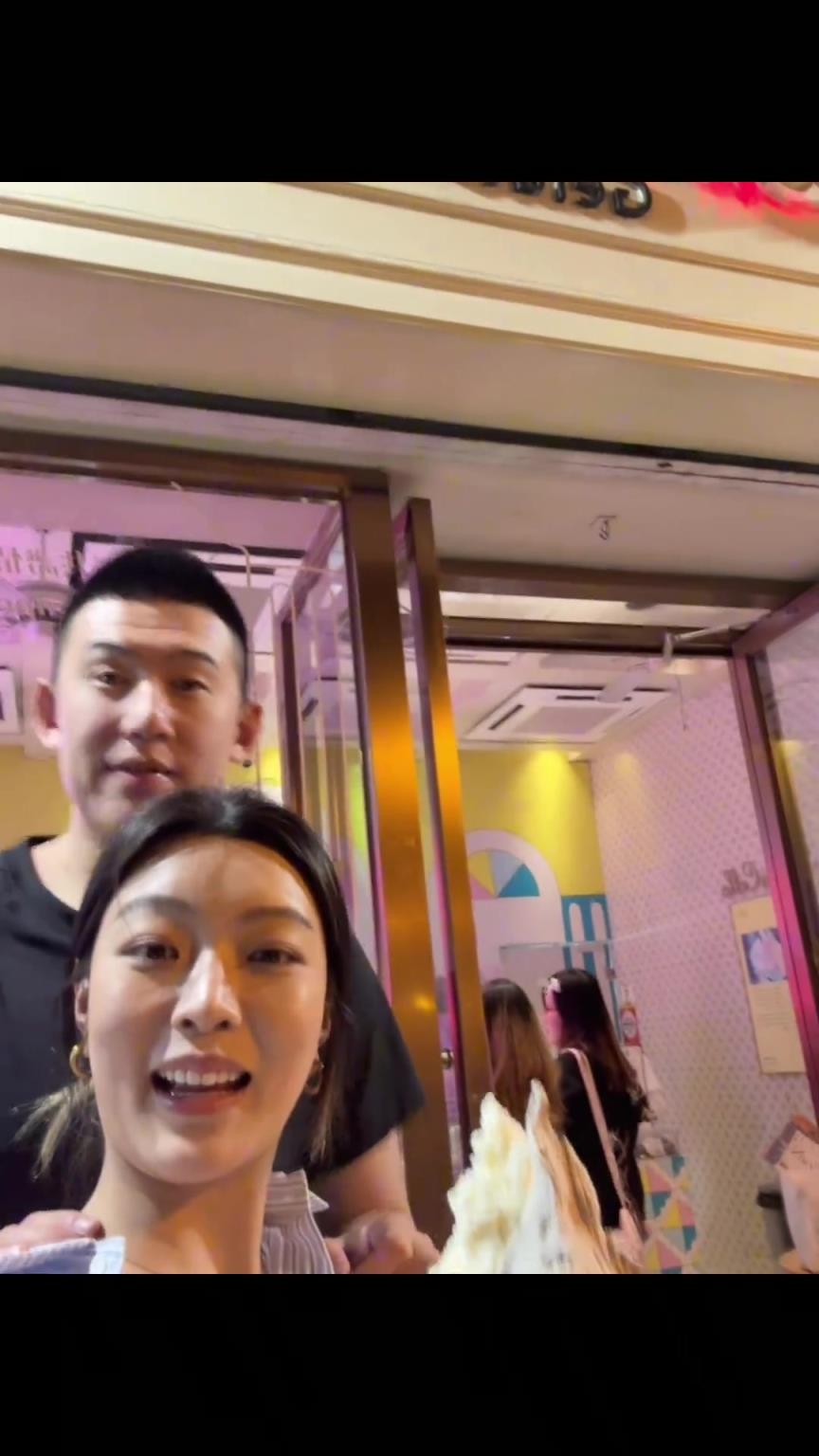 付豪与妻子秀恩爱!网友:女孩有点像惠若琪呢~