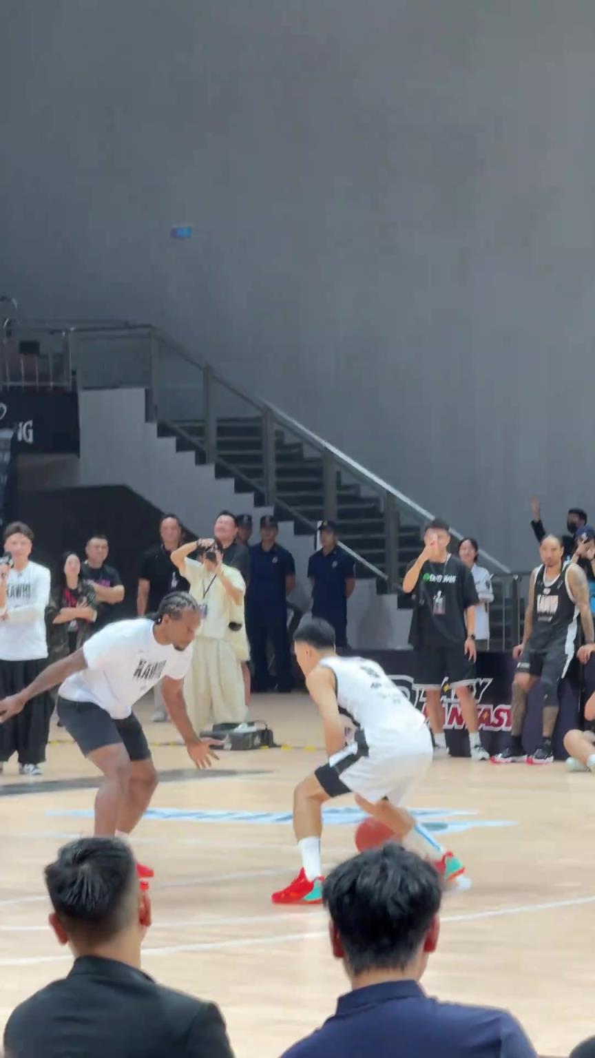 吸盘?莱昂纳德这手是真大啊!防守李观洋还是收着防了!