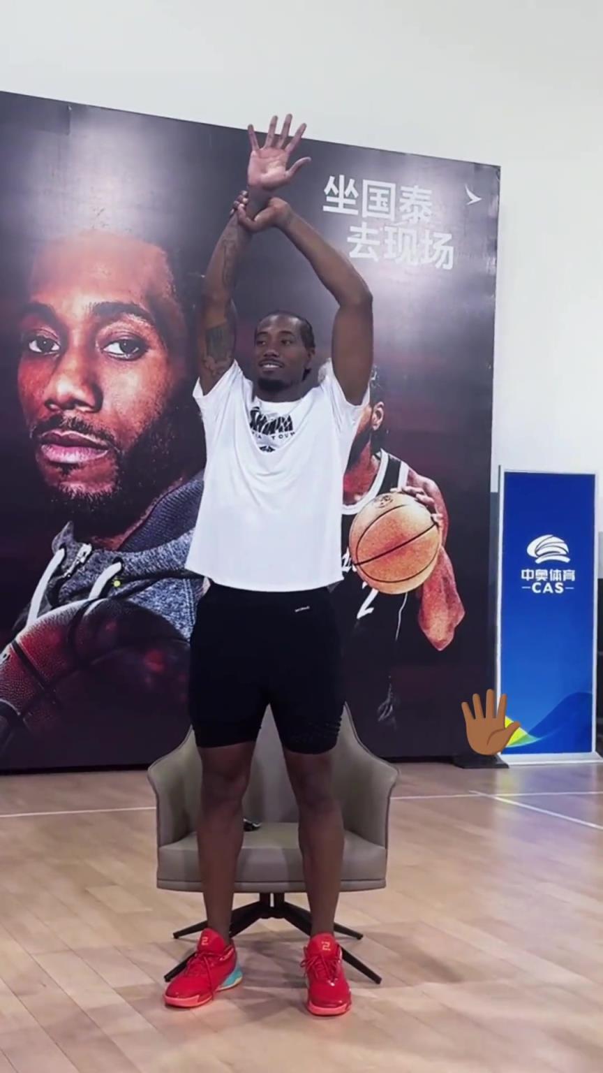 伦纳德在球迷见面会上摆出标志性大手动作✋