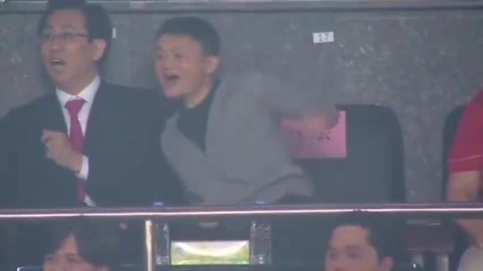 名场面!15年恒大亚冠夺冠,马云和许家印在看台激情拥抱庆祝