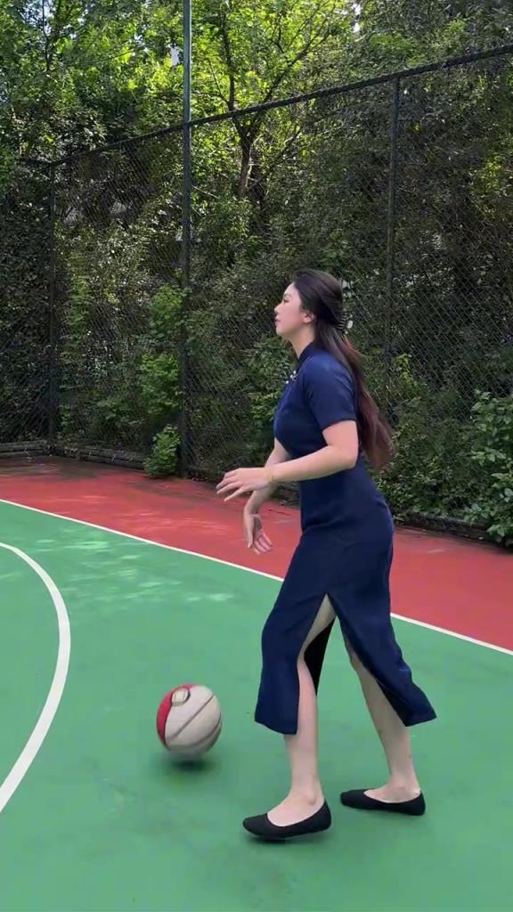 穿旗袍打球这韵味,肘子姐可太会整活了