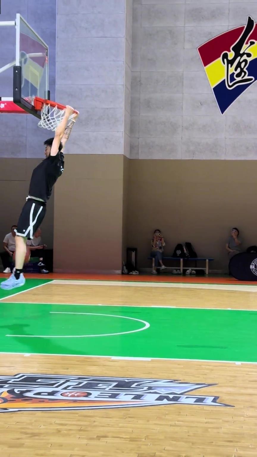 张镇麟参加活动展示篮下脚步接双手暴扣