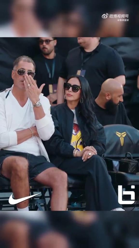 明显瘦了啊~科嫂瓦妮莎与湖人GM佩林卡一起出席曼巴邀请赛