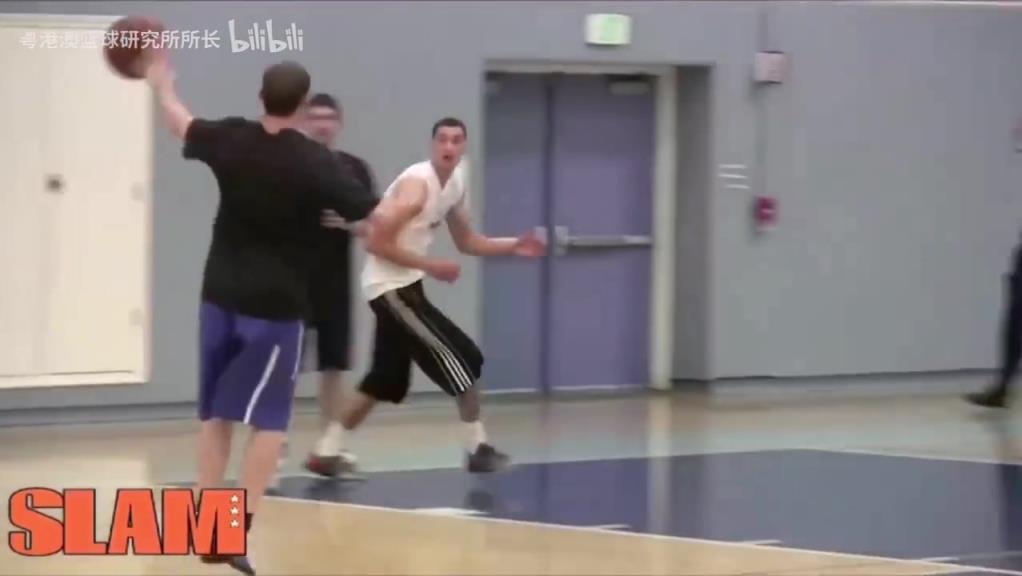 有机会就秀一个滞空暴扣!拉文选秀前的试训!观赏性真的强啊!