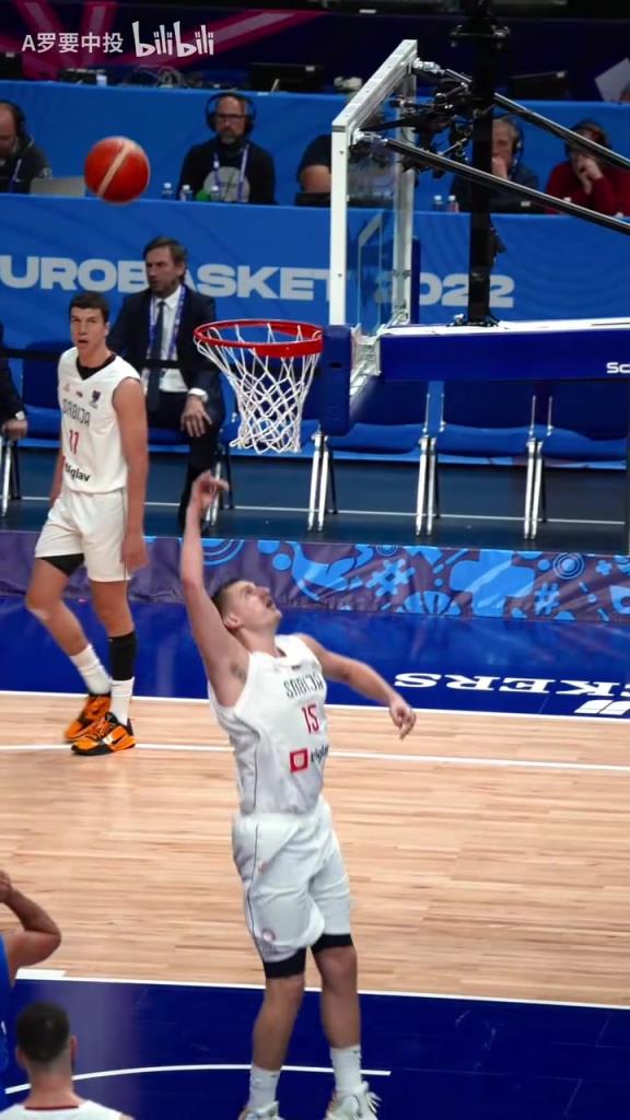 逆天球感!名场面:约基奇随手把球往计时器砸,然后球掉进篮筐!