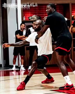 欢迎回家!火箭官方晒卡佩拉回归火箭训练馆和新队友磨合!