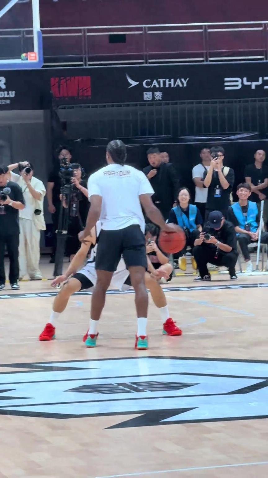 伦纳德成都单挑科比门徒 单手抓球!!!!青春回来了...