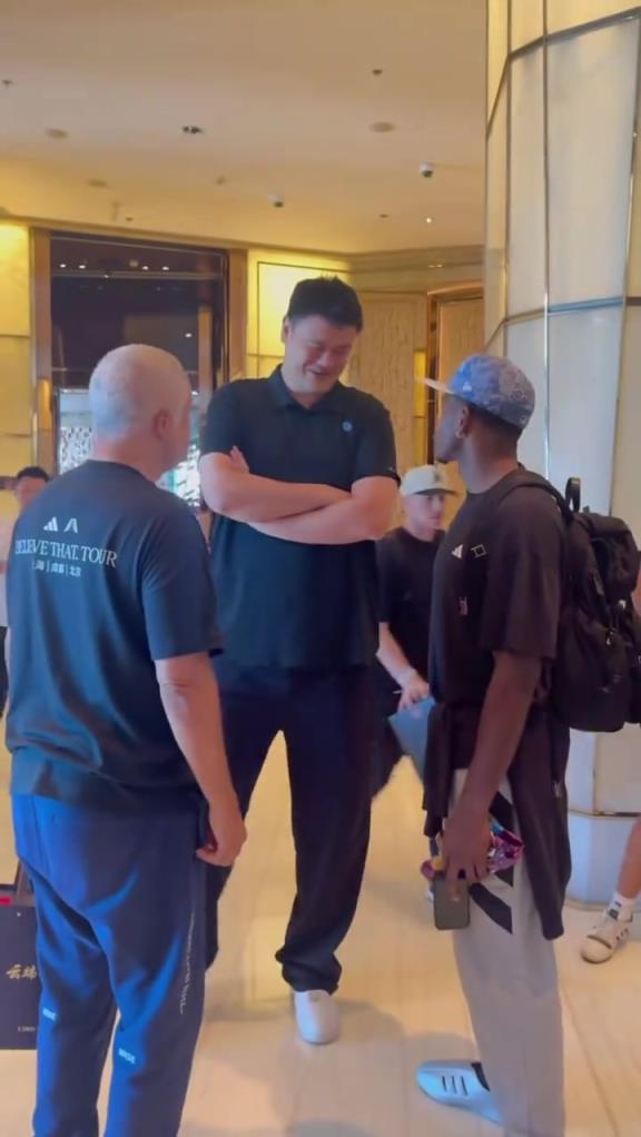 姚主席丽思接见即将启程去成都的华子