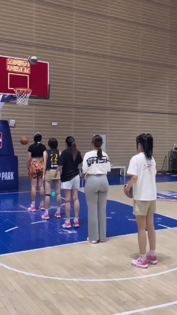 我选第二个罚球线那个,谁都不要跟我抢