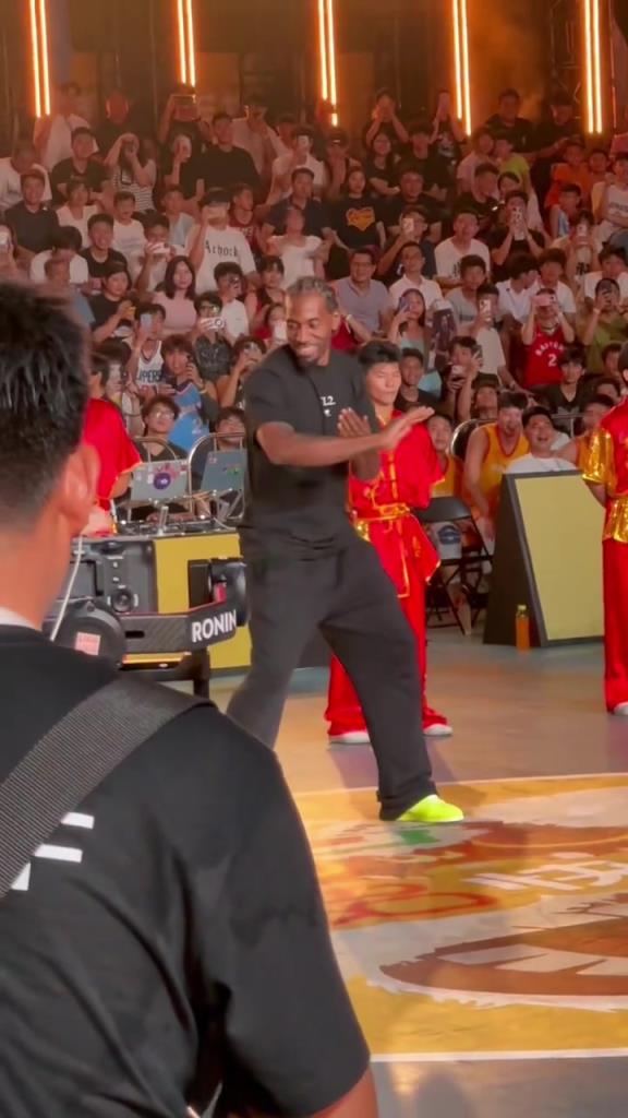 切磋一下?哈登中国行打完咏春后 现在莱昂纳德也来开打了~