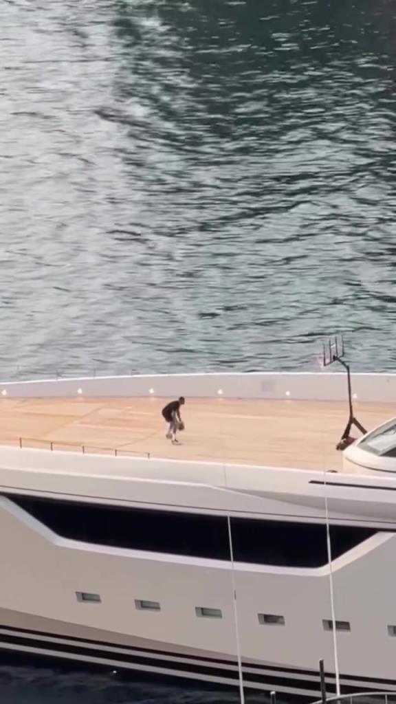 太豪华了!威少在自己的私人游艇球场中训练~