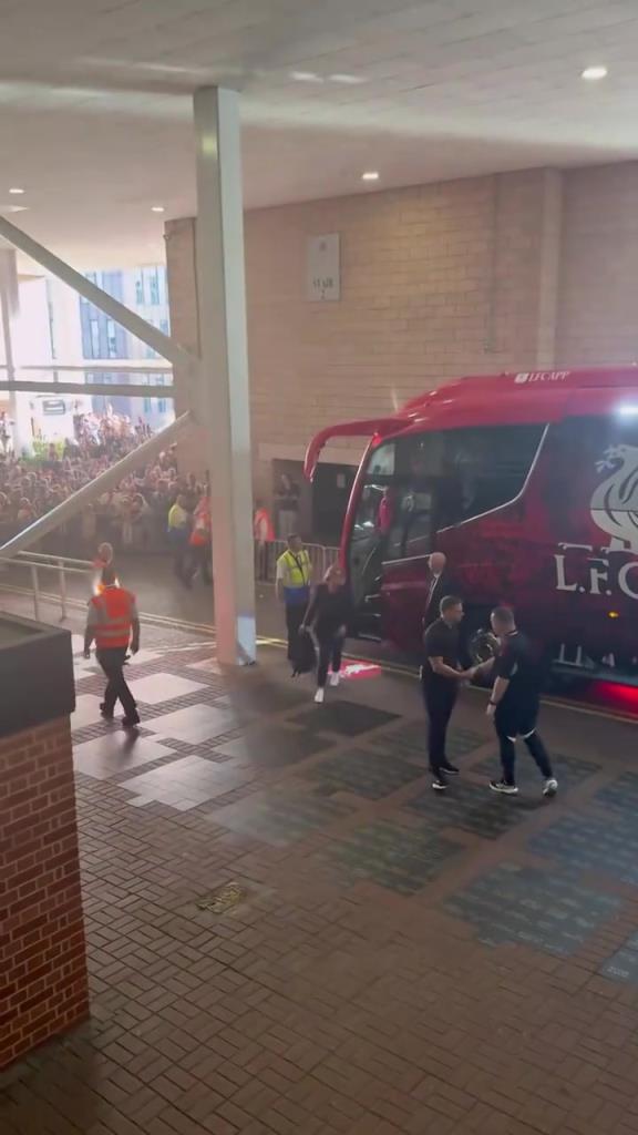 这回真结下梁子了！利物浦抵达纽卡主场时，纽卡球迷发出巨大嘘声