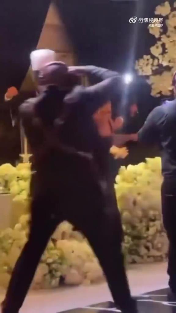 塔图姆的脚伤看来恢复得很不错啊~在比尔的婚礼上都可以跳舞了