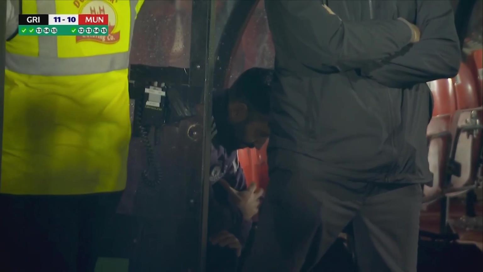 不敢看？点球大战进行到第12轮时，阿莫林在替补席低着头