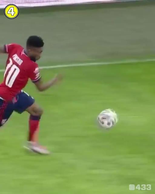 论球员的自我修养!名场面:球员短裤掉落,边提裤子边抢球!